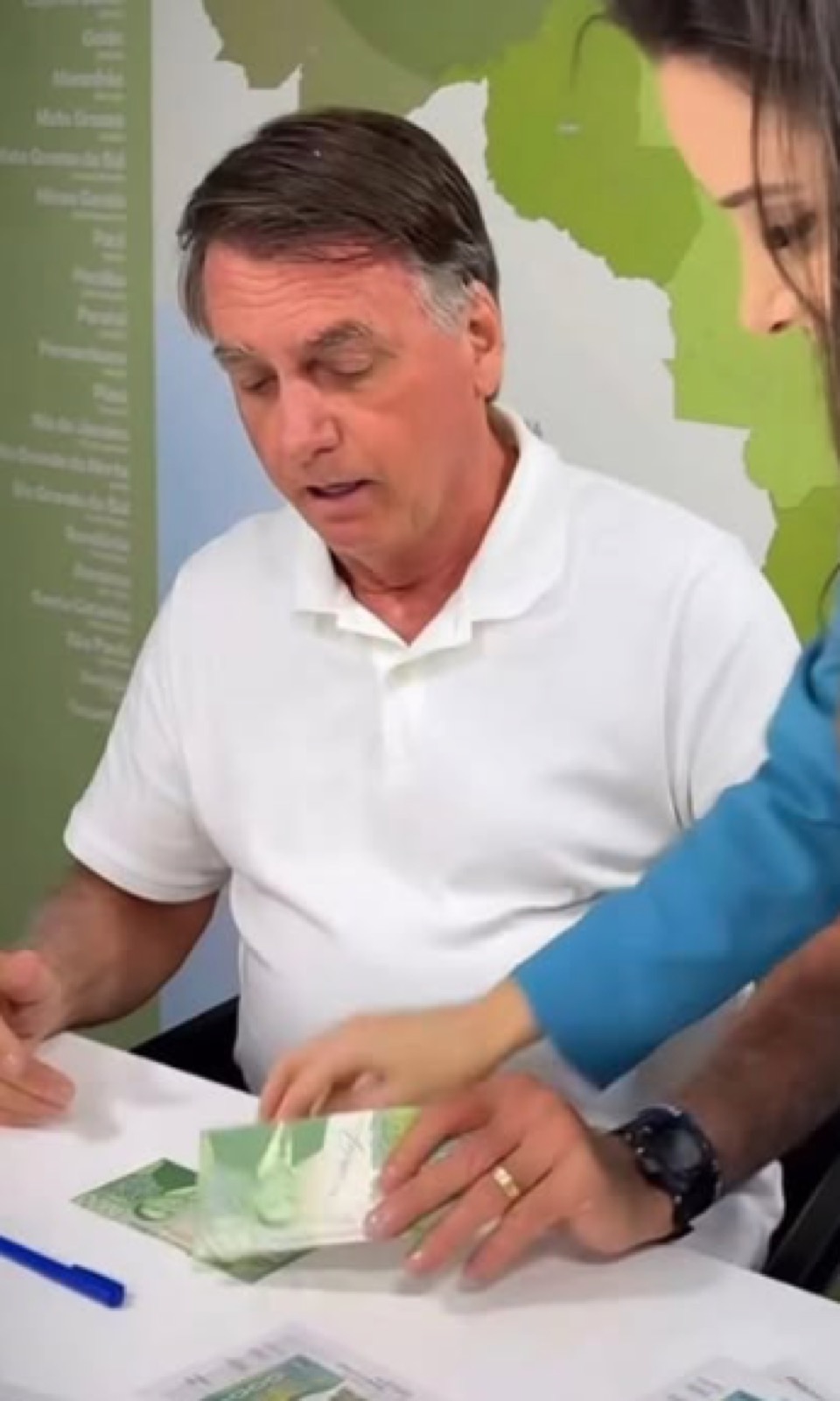 Bolsonaro segurando a cédula souvenir